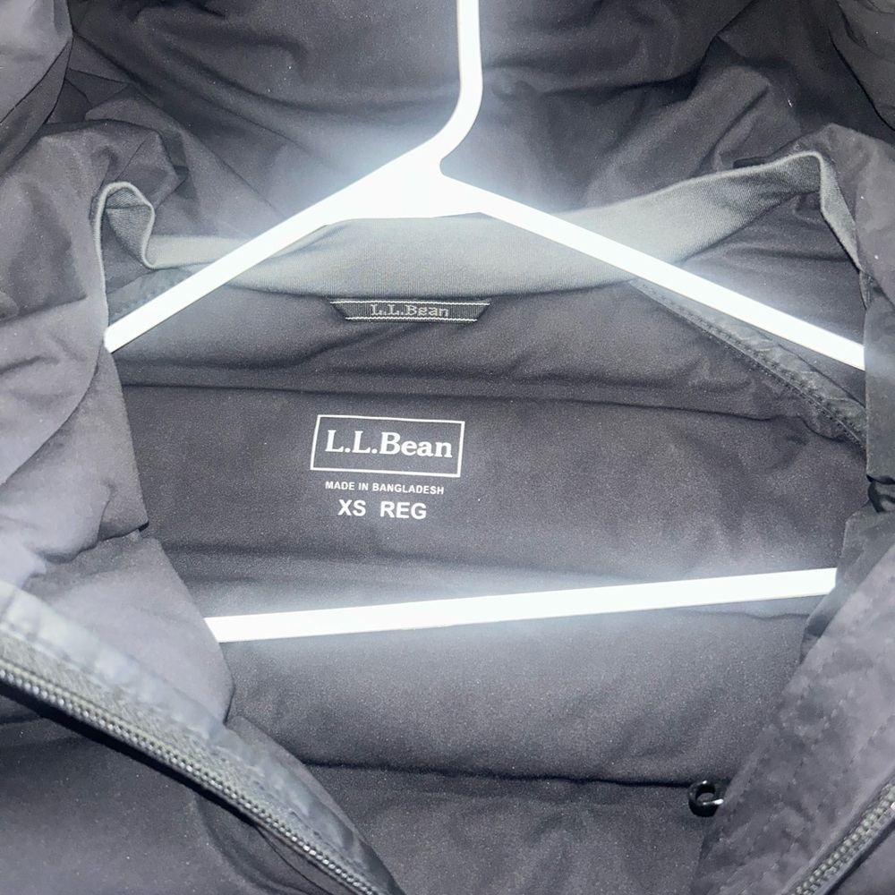 L.L. Bean Women's Black Hooded Puffer Jacket - Picture 8 of 8